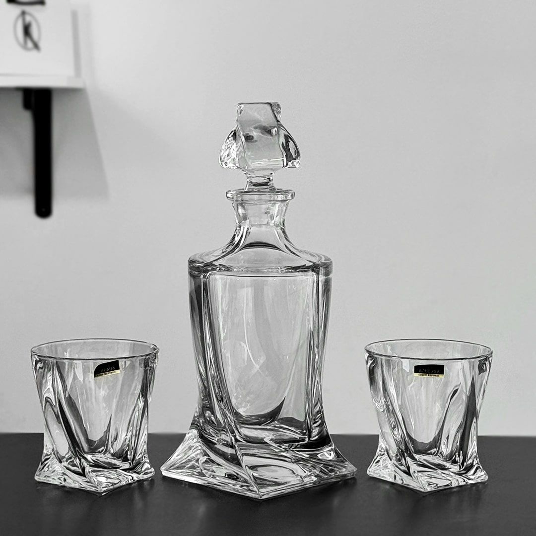 2 pahare si un decantor din cristal Bohemia