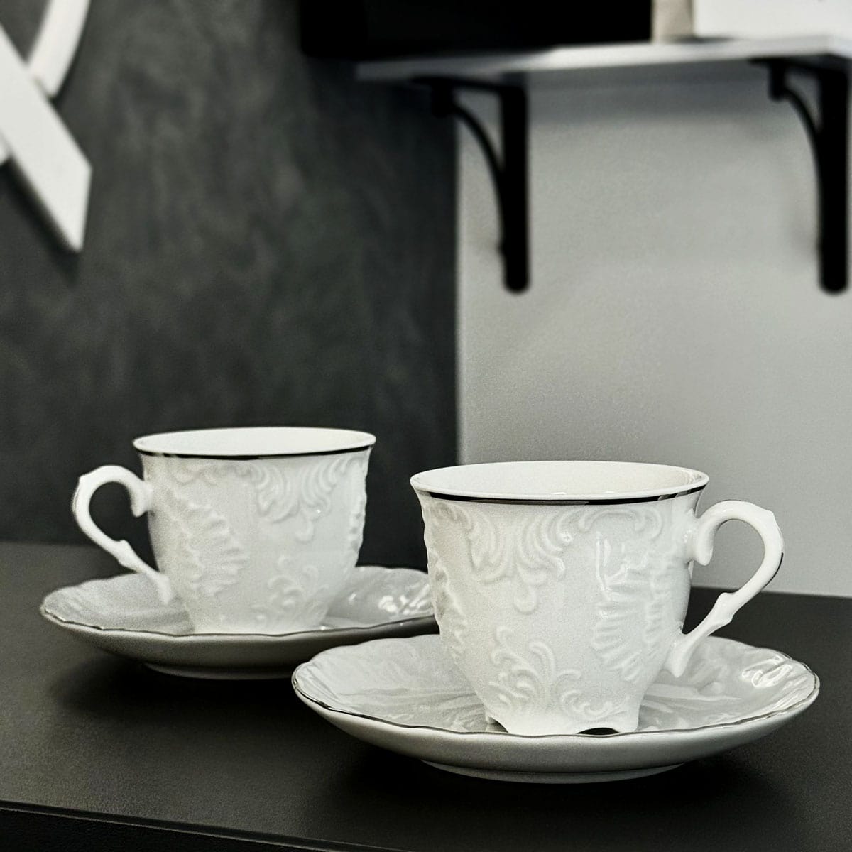 doua cani si farfurii pentru cafea din portelan cu margini argintii